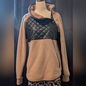 Abercrombie & Fitch Black and Tan Quilted Hoodie